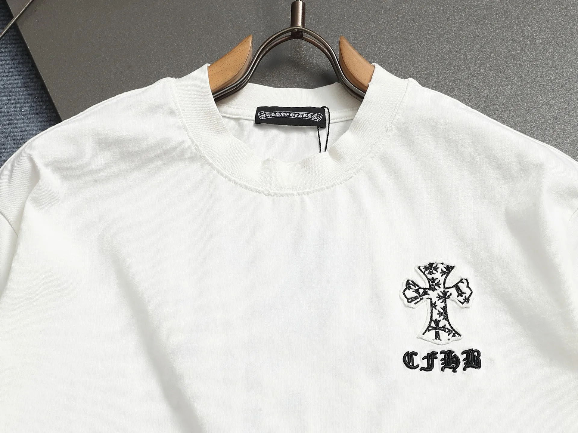 🅿️230 𝗖𝗵𝗿𝗼𝗺𝗲 𝗛𝗲𝗮𝗿𝘁𝘀/Cro Heart 2025 Cross Patch Embroidery Summer New Original Counter American Acid Washed Old Laser Burnt Patch Embroidery Couple Casual Short Sleeve T-shirt 👑The highest version! Customized fabric 300g double yarn! American acid-washed and distressed original fabric laser burnt ✟appliqué embroidery and exquisite embroidery of letters! The best-selling model at the counter. It is very comfortable to wear. It is low-key yet luxurious. It is very classy when worn. The large version and tailoring are needless to say. The upper body is exquisite and vivid👍High-end first-class materials. A truly palace-level product. The cotton from Turkey is of outstanding quality. After heavy washing, the clothes are very soft! Not picky, the upper body is absolutely stylish and extremely luxurious. Auxiliary materials: The original model has been authenticated and labeled ➕100% silk washed with water label. Genuine purchase-grade original hangtag➕matching hanging rope➕3D hanging beads➕original packaging bag. Craftsmanship: The original version has consistent wiring! The highest version of the armhole matching technique! Countless times of pattern making to 100% restore the original appearance! The correct version is the same for men and women, super eye-catching, super good-looking, and super atmospheric! Color: White Black Size: S-XL